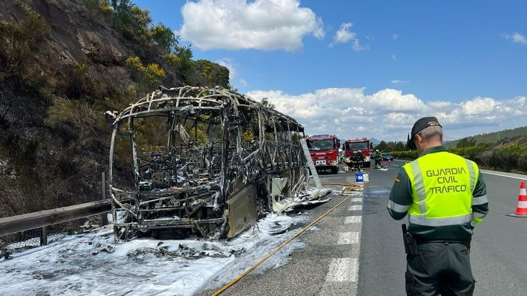 Arde un autobús con 55 personas que volvían de un partido de fútbol en Navarra