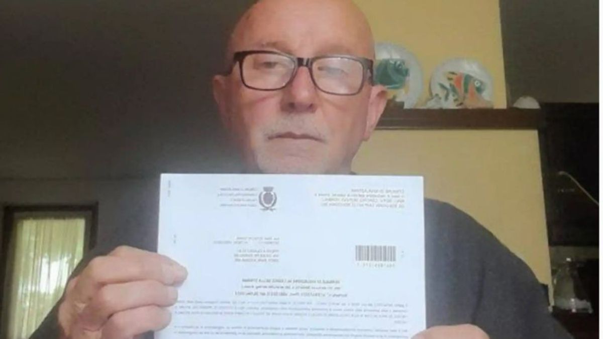 Un hombre italiano arregla un bache y le multan con casi 900 euros: le obligan a destapar el arreglo