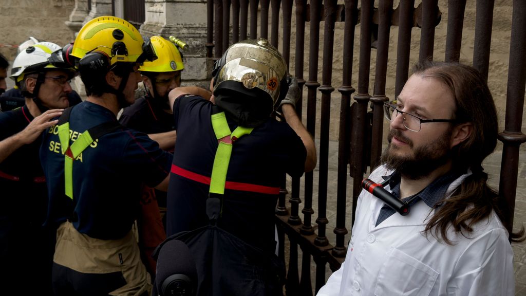 Activistas científicos se encadenan a la catedral de Sevilla en defensa de Doñana