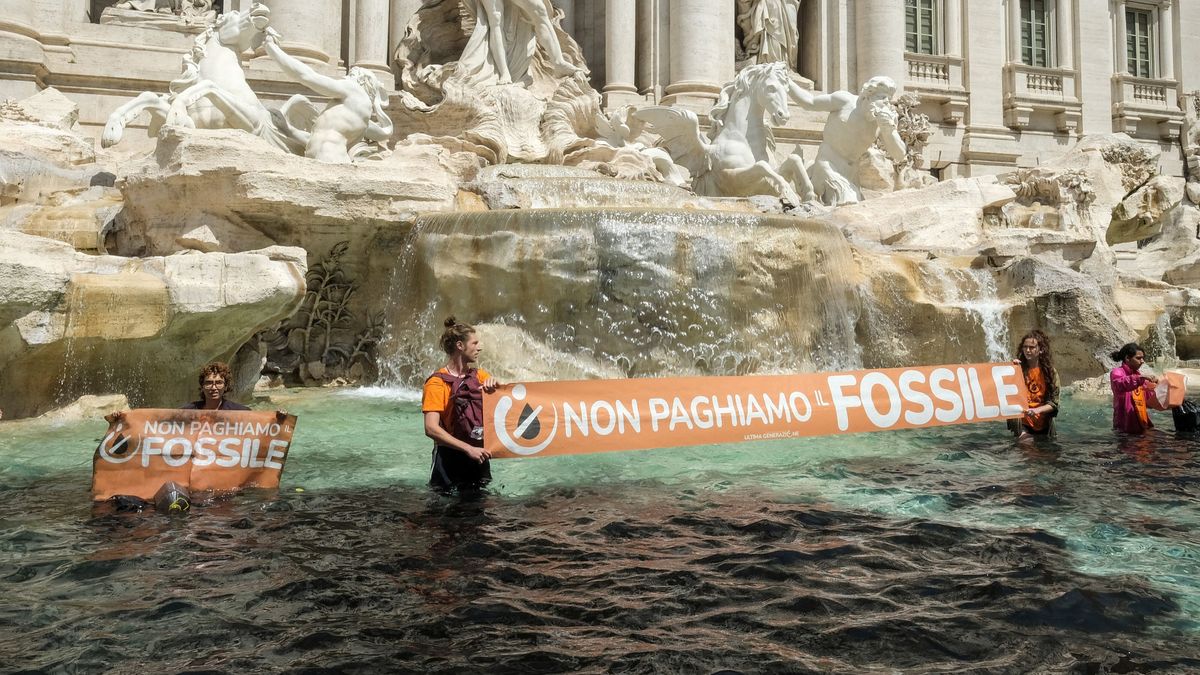 Ecologistas tiñen de negro la Fontana di Trevi de Roma