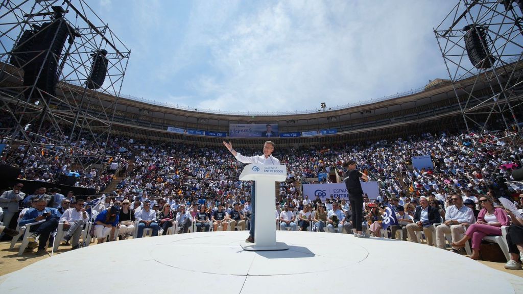 El presidente del PP, Alberto Núñez Feijóo, ayer en su primer mitin en la plaza de toros de Valencia