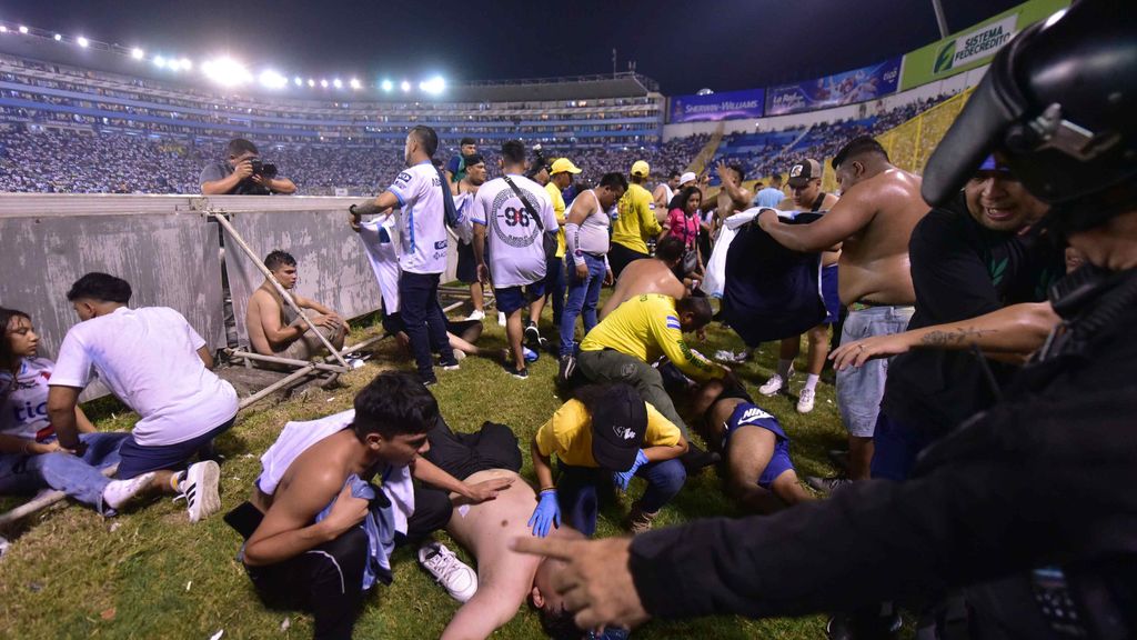 Estampida mortal en un estadio de fútbol en El Salvador: hay doce muertos y cientos de heridos