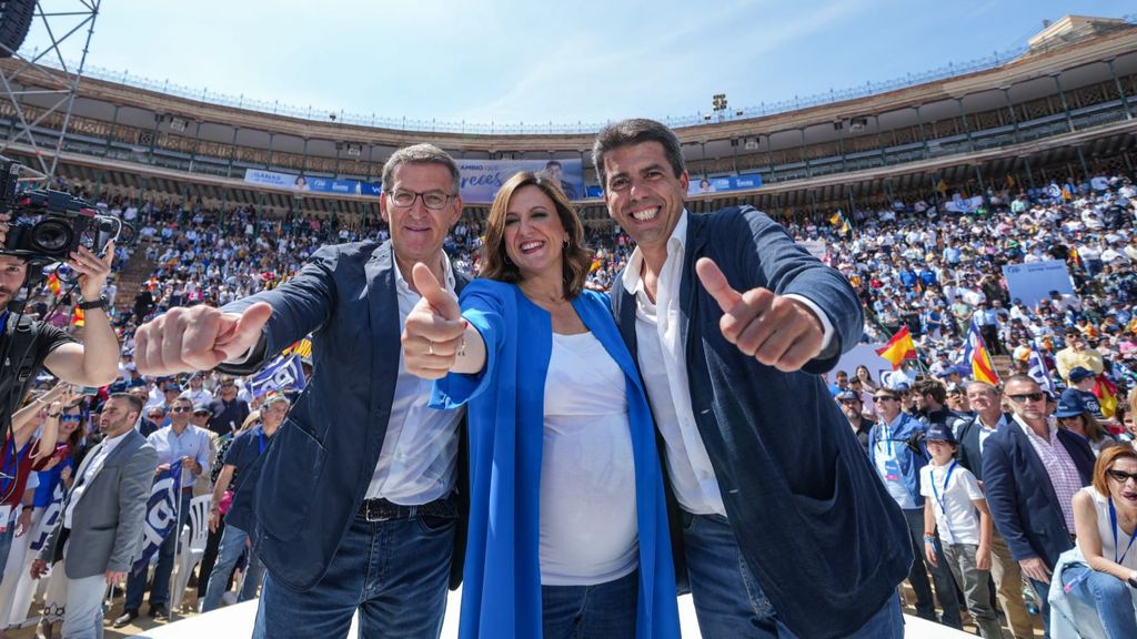 Feijóo junto a sus candidatos a la Generalitat Valenciana y al ayuntamiento de Valencia, Carlos Mazón y María José Catalá, en la plaza de toros de Valencia