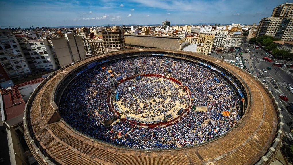 Imagen aérea de la plaza de toros de Valencia en el mitin de Feijóo