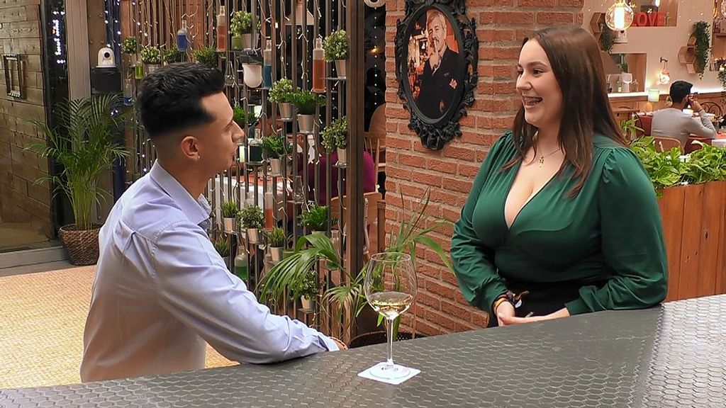 Adrià y Carla durante su cita en 'First Dates'