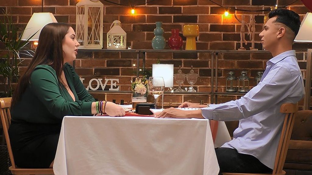 Adrià y Carla durante su cita en 'First Dates'