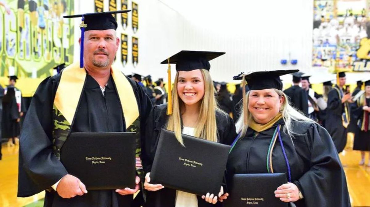 Ashley y sus padres en su graduación