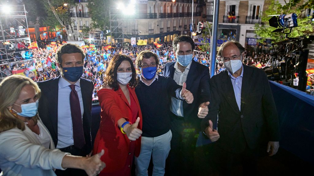 Casado y Ayuso en el balcón de Génova junto al alcalde de Madrid y parte de la dirección del PP