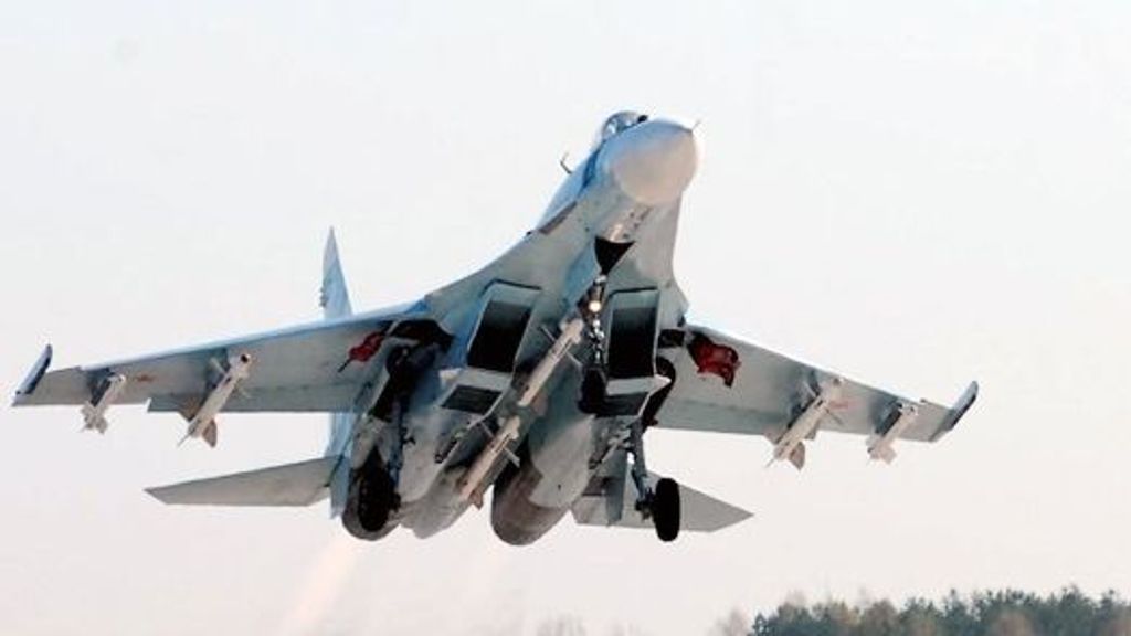 Caza ruso Su-27 en la maniobra de despegue