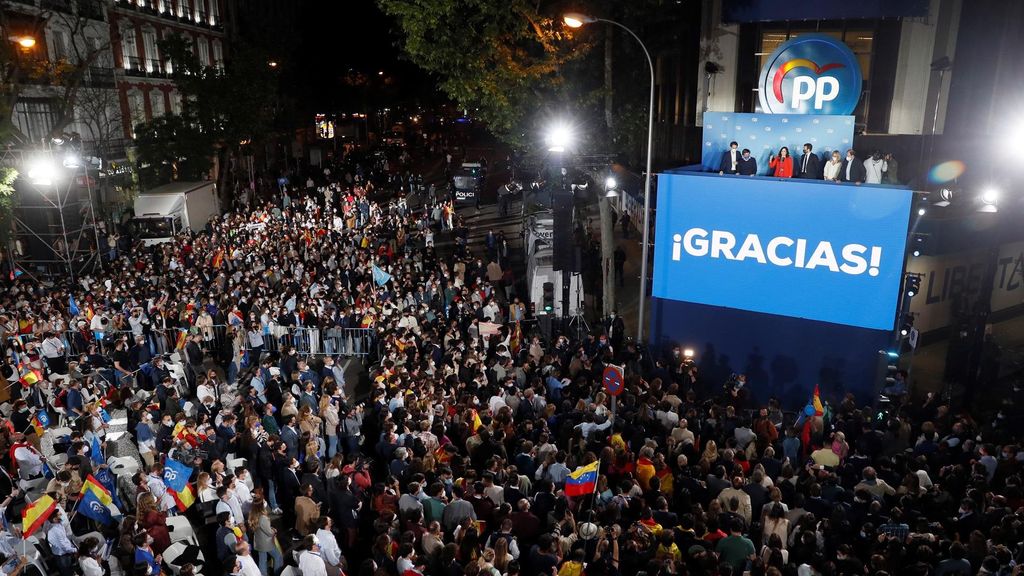 El icónico balcón de Génova en la noche electoral en la que Ayuso arrasó en las autonómicas de Madrid en mayo de 2021