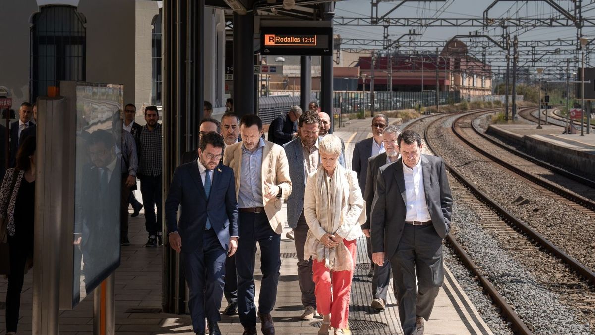 El presidente de la Generalitat de Catalunya, Pere Aragonès; el director general de Adif, Ángel Contreras y la directora de Rodalies de Catalunya en Renfe, Mayte Castillo, durante su visita a la estación de Renfe de Gavà El presidente de la Generalitat de Catalunya, Pere Aragonès; el director general de Adif, Ángel Contreras y la directora de Rodalies de Catalunya en Renfe, Mayte Castillo, durante su visita a la estación de Renfe de Gavà