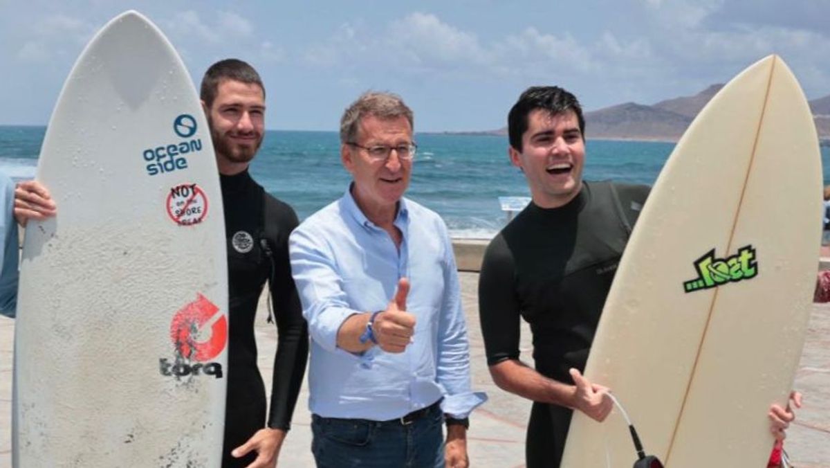 Feijóo junto a unos surfistas en Las Palmas de Gran Canaria