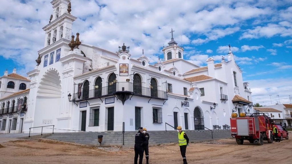 La aldea de El Rocío, inundada tras una fuerte tormenta a pocos días de la llegada de las hermandades