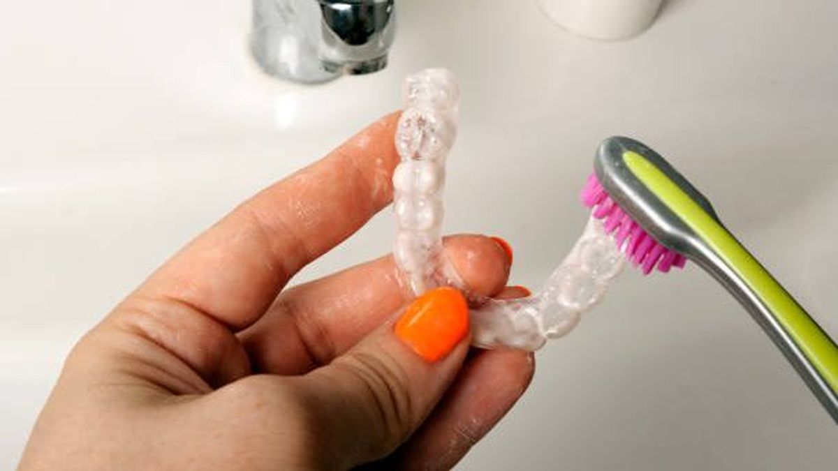 Las férulas dentales también deben cepillarse y desinfectarse Las férulas dentales también deben cepillarse y desinfectarse