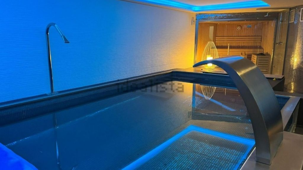 Piscina interior con sauna al fondo