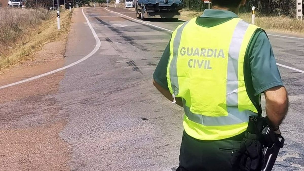 Un guardia civil fuera de servicio salva la vida a un joven de 19 años que iba a tirarse a las vías en Avilés