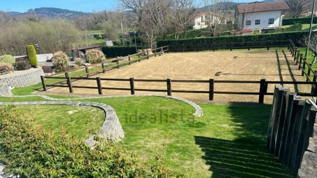 Una zona del jardín, en la que se puede pasear a caballo