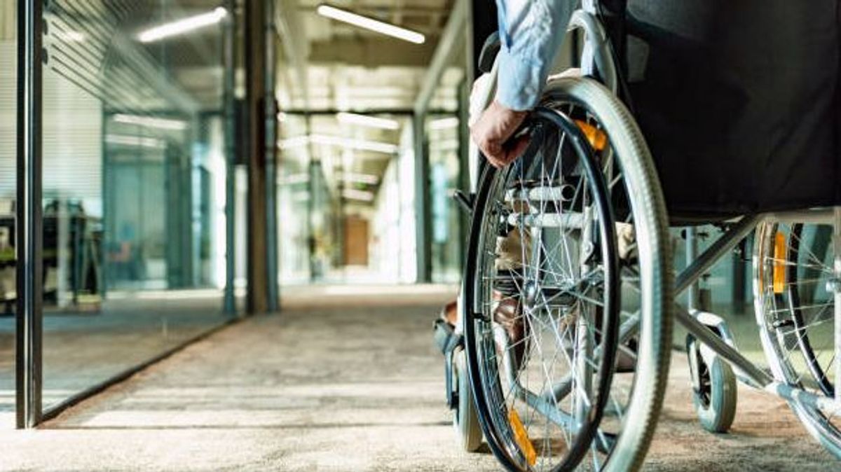 A efectos del IRPF son personas con discapacidad las que acrediten un grado de minusvalía igual o superior al 33% A efectos del IRPF son personas con discapacidad las que acrediten un grado de minusvalía igual o superior al 33%