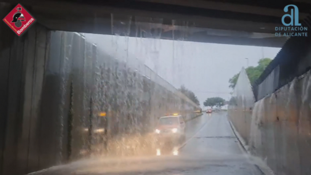 Achiques de agua, desprendimientos en fachadas y conductores atrapados en la Comunidad Valenciana por las lluvias torrenciales