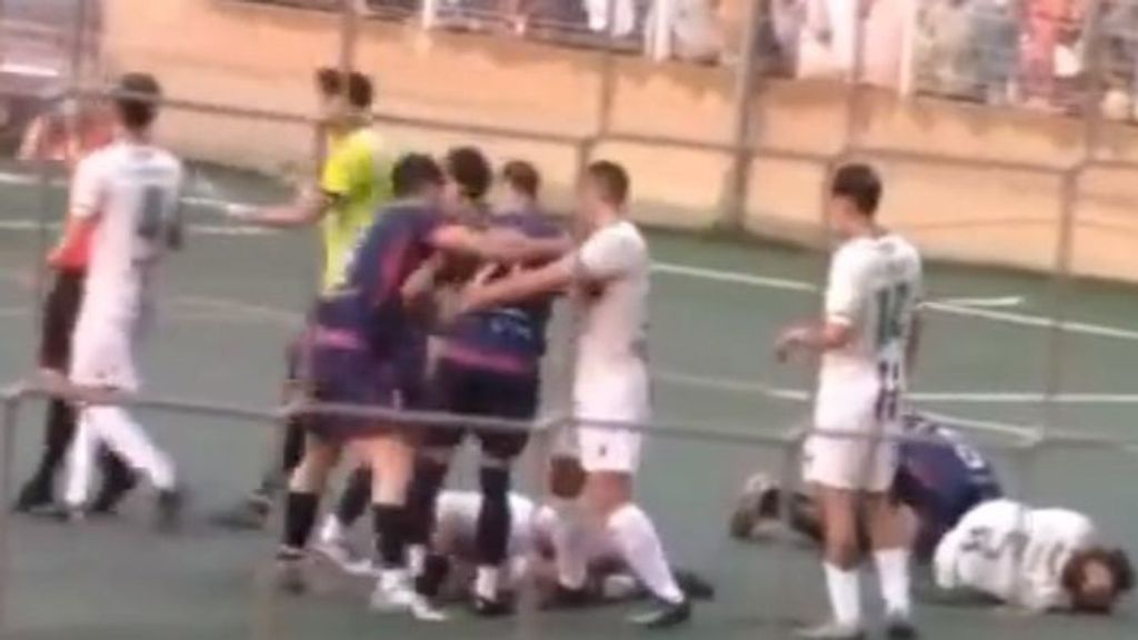 Agresión en un partido de fútbol de Granada: un jugador pisa la cabeza a su rival mientras está en el suelo