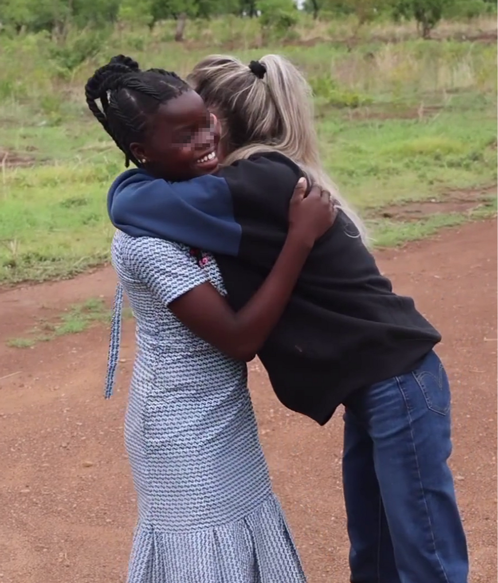 El abrazo de Verdeliss y su 'hija' ghanesa