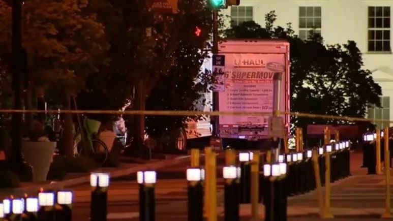 El camión se empotró contra una valla de seguridad Casa Blanca