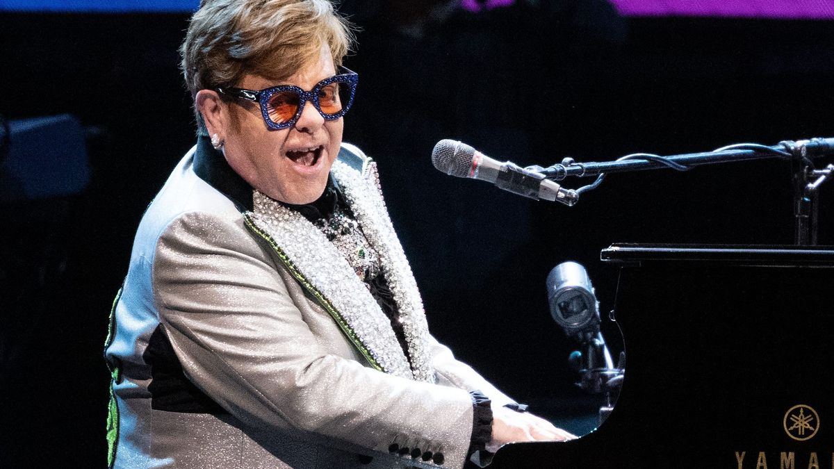 Elton John, en batín como en el salón de su casa en su despedida de los escenarios en Barcelona