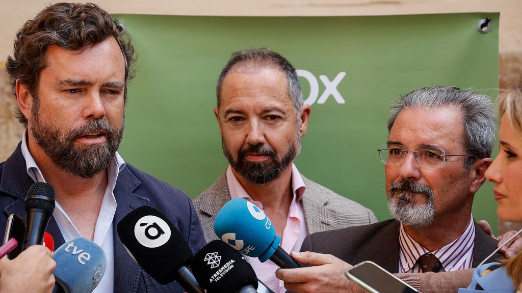 Iván Espinosa junto a su candidato en Valencia, Carlos Flores, tercero por la izquierda