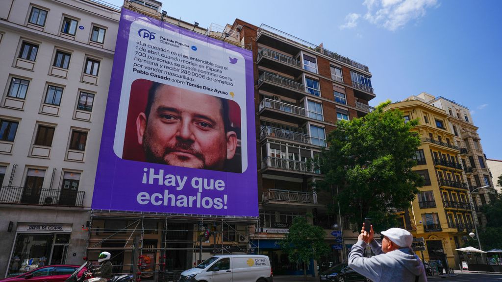 La lona con el rostro del hermano de Isabel Díaz Ayuso y una frase que dijo el exlíder del PP, Pablo Casado, cuando estalló su conflicto con la presidenta madrileña