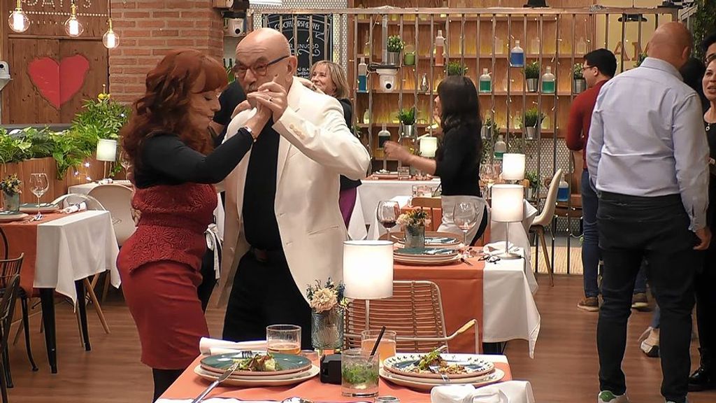 Mercedes y Reyes durante su cita en 'First Dates'