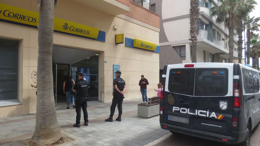 Policía Nacional frente a una oficina de Correo en Melilla