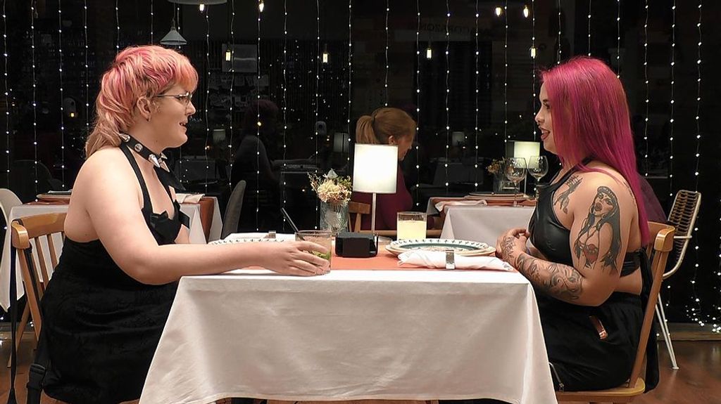 Sara y Chloe durante su cita en 'First Dates'