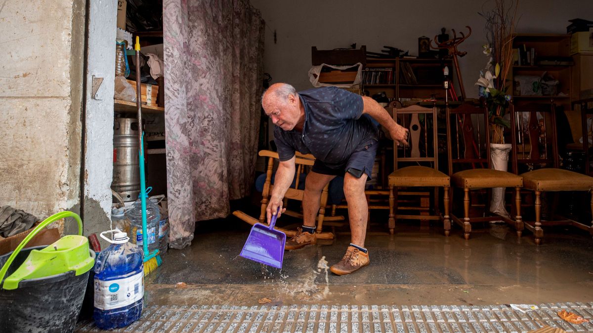 Un vecino del barrio de San Ginés de Cartagena retira el agua de su garaje, este martes despúes que que se inundara tras las fuertes lluvias