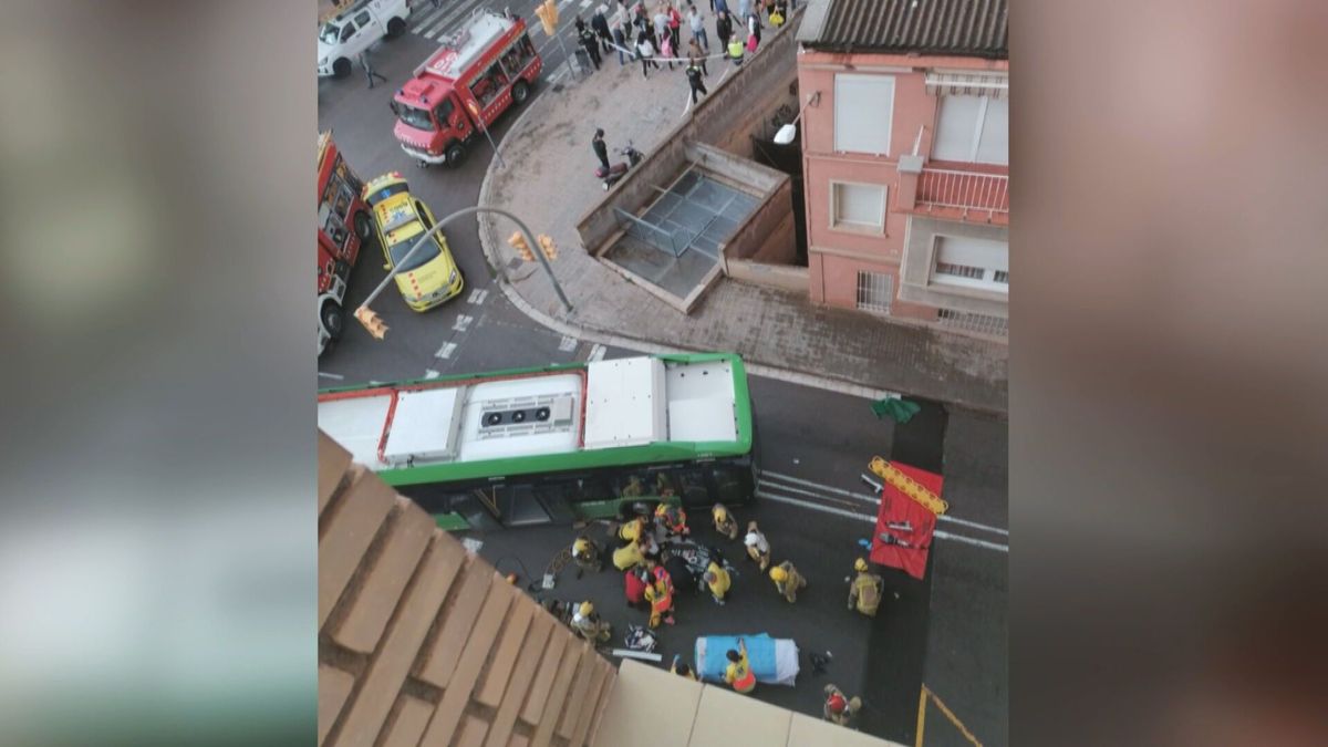 Una mujer y su nieto, atrapados bajo un autobús en Manresa