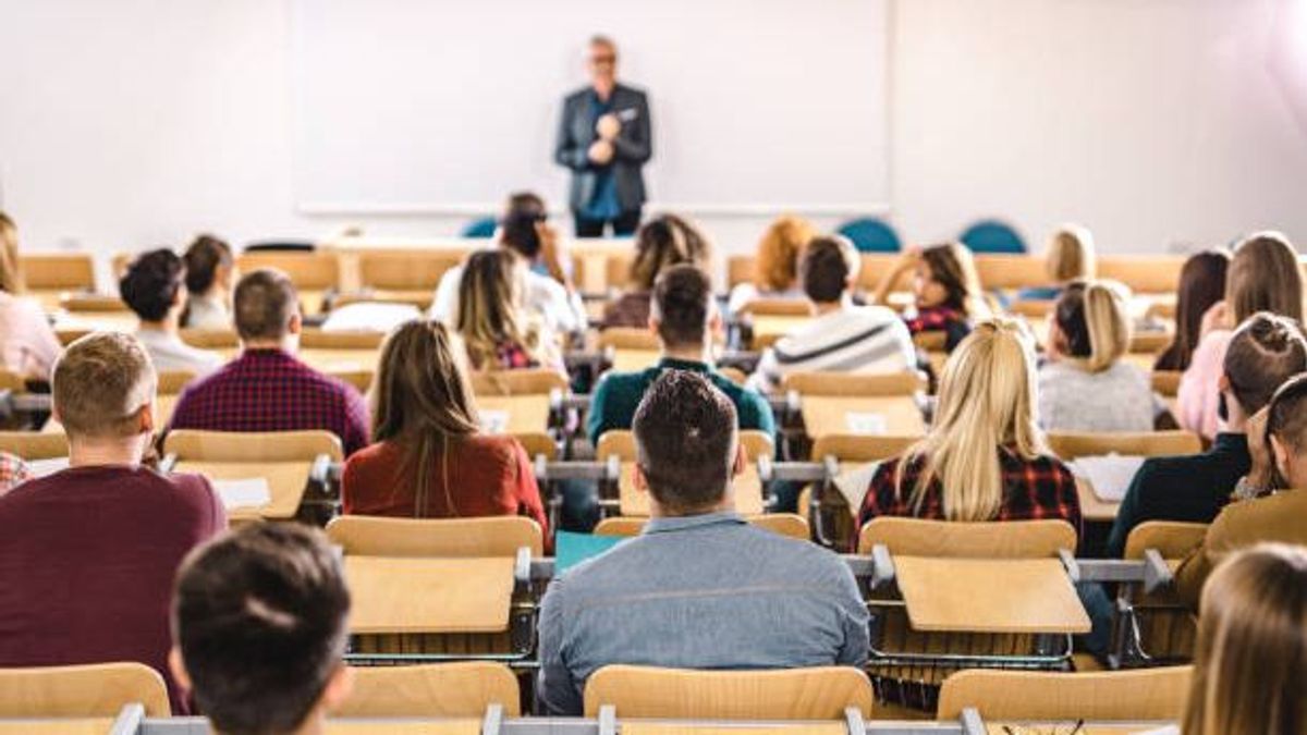 Una universidad es una institución de enseñanza superior formada por diversas facultades Una universidad es una institución de enseñanza superior formada por diversas facultades