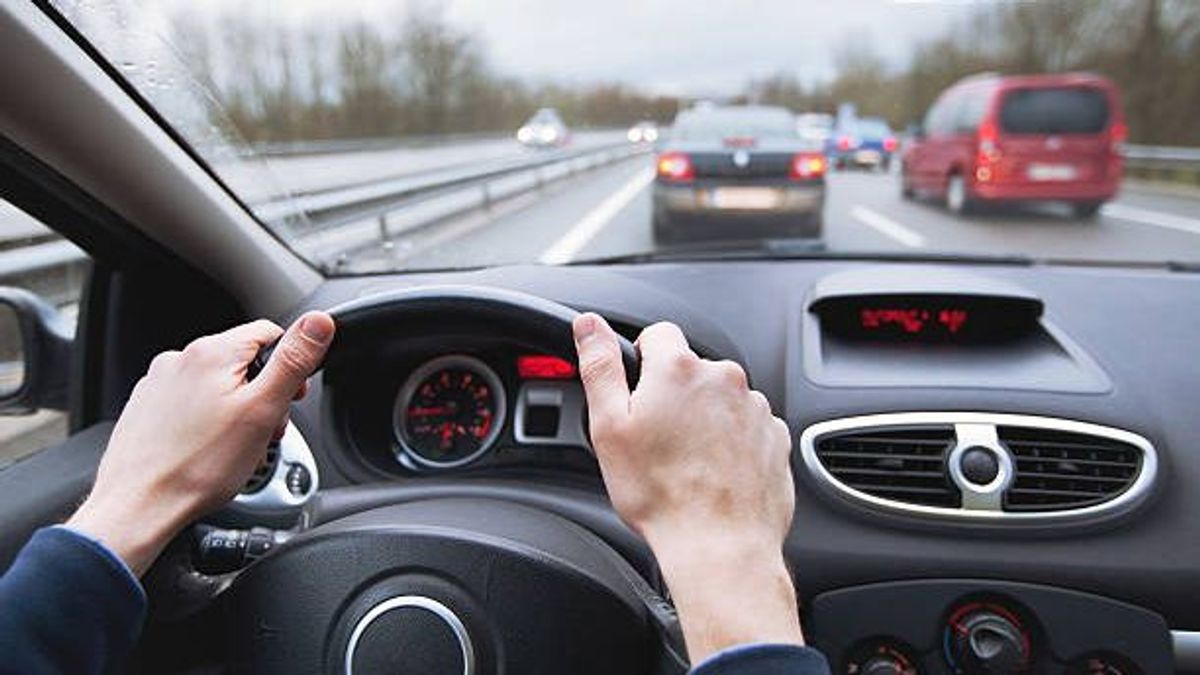 Uno de los trayectos en los que más protagonismo tiene el coche particular es en el camino diario al trabajo y en horario laboral Uno de los trayectos en los que más protagonismo tiene el coche particular es en el camino diario al trabajo y en horario laboral