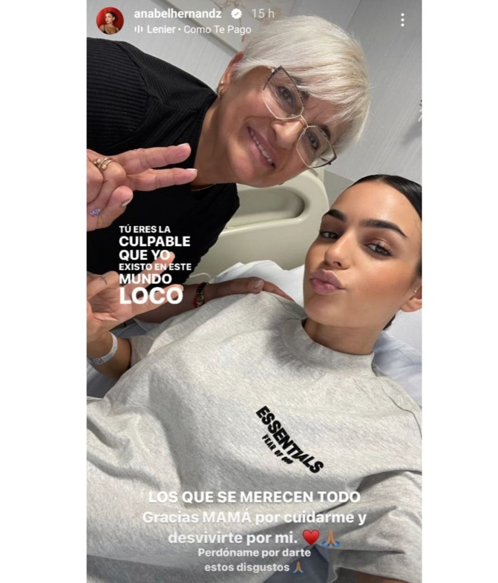 Anabel Hernández (MyHyV) y su madre, en el hospital