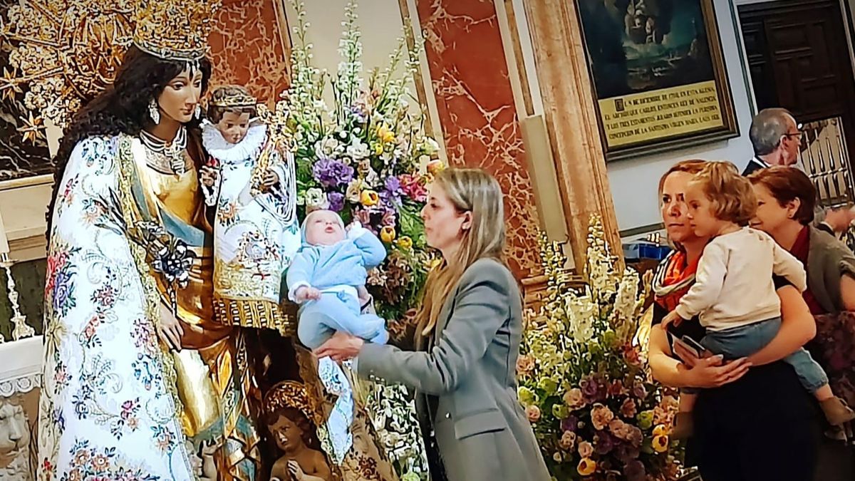Besamanos de la Virgen de los Desamparados Besamanos de la Virgen de los Desamparados