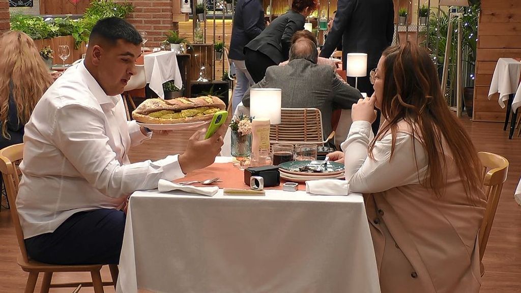 Bocata de tortilla y mayonesa al corte: el Patica no se queda con hambre en ‘First Dates’