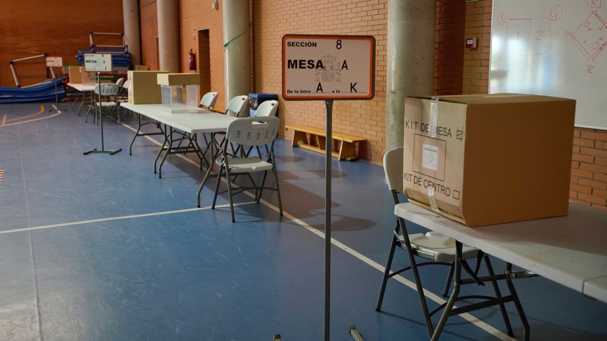 Cartel en un colegio electoral informado de las mesas de votación