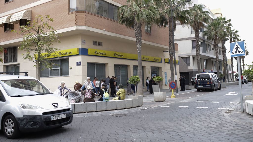 Colas ante las oficinas de Correos en Melilla para solicitar el voto