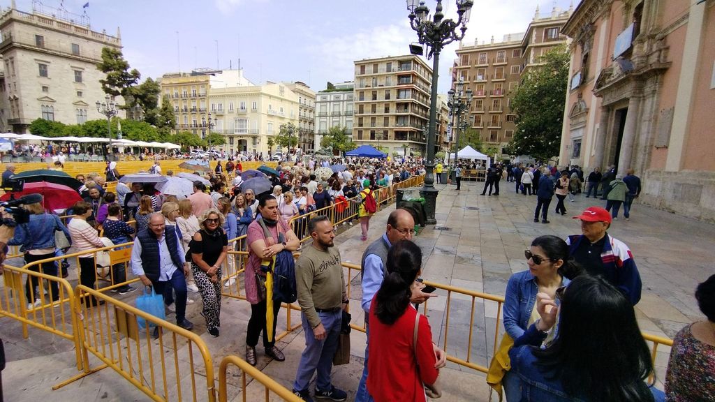 Colas para acceder a la Basílica
