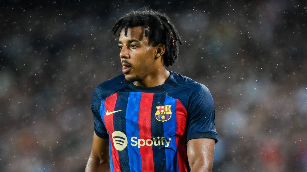 El Barcelona le pone precio a Koundé: el futbolista quiere salir porque no juega en su posición