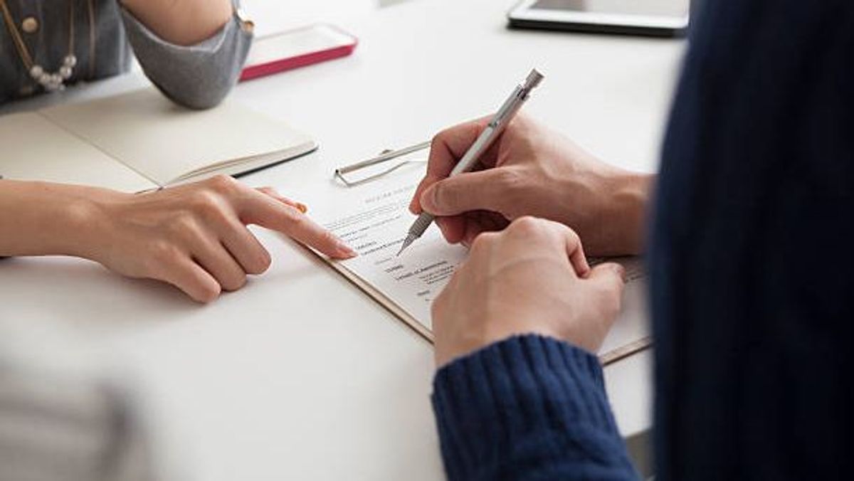 Futuro propietario firmando el préstamo hipotecario Futuro propietario firmando el préstamo hipotecario