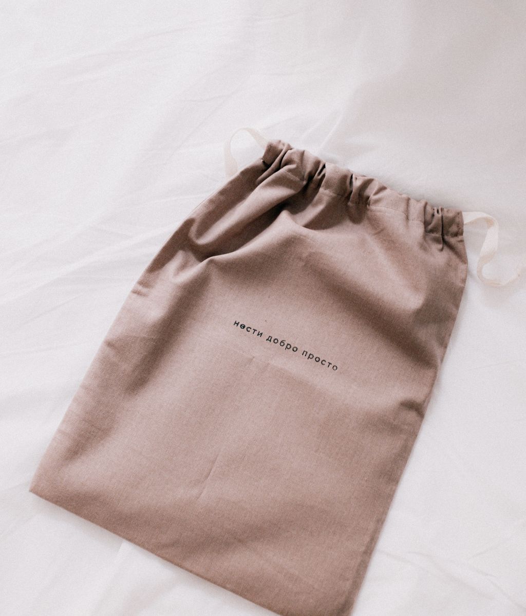 Guarda tus prendas de lino en bolsas de tela. FUENTE: Pexels