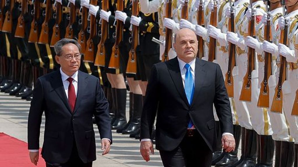 Li Qiang y Mikhail Mishustin en Pekín