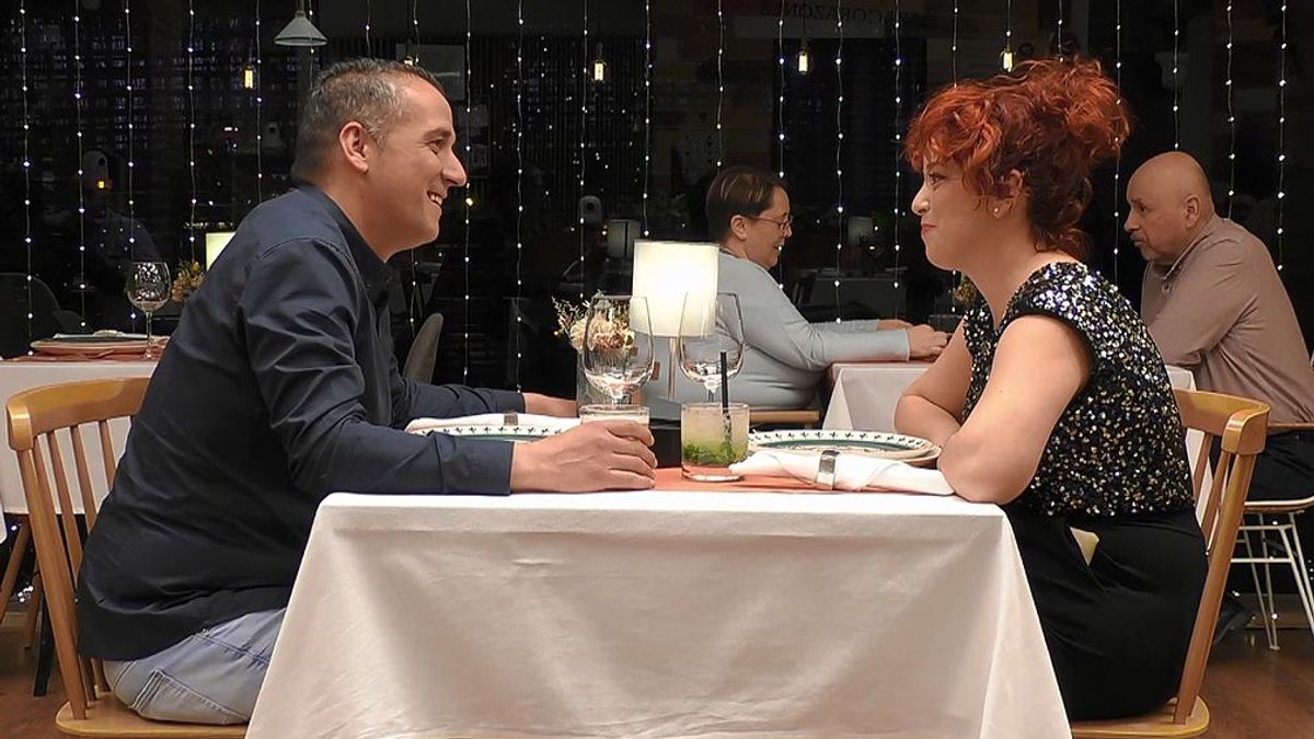 Patricia se guarda el servilletero en el bolso en ‘First Dates’: “Esto lo empeñamos que tiene muchos kilates”