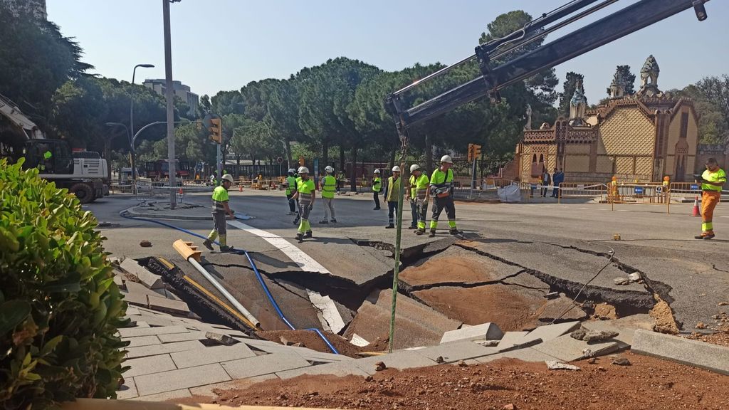 Socavón en la avenida Pedralbes de Barcelona provocado por un escape de agua