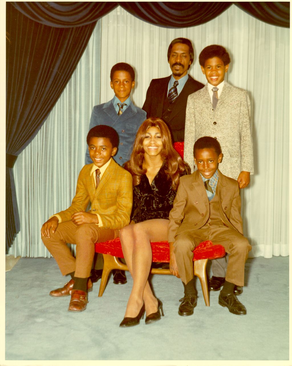 Tina, su primer marido Ike, sus dos hijos biológicos y sus dos hijos adoptados, en un retrato familiar