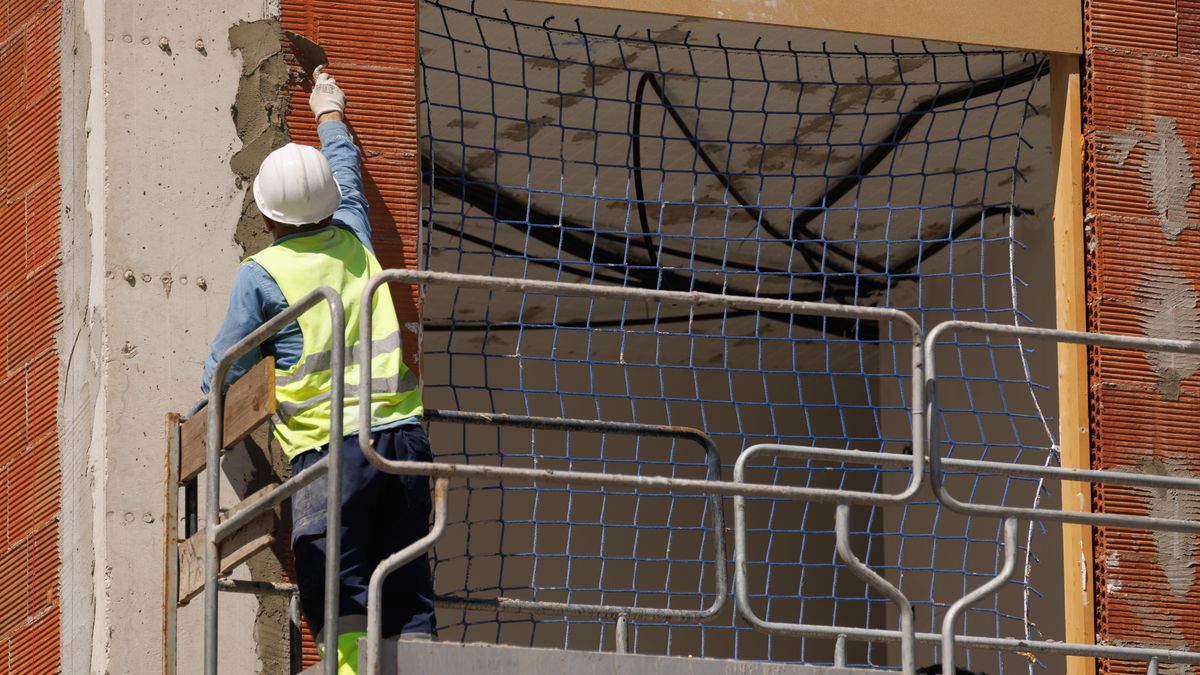Un obrero durante la construcción de una obra, a 10 de mayo de 2023, en Madrid (España)